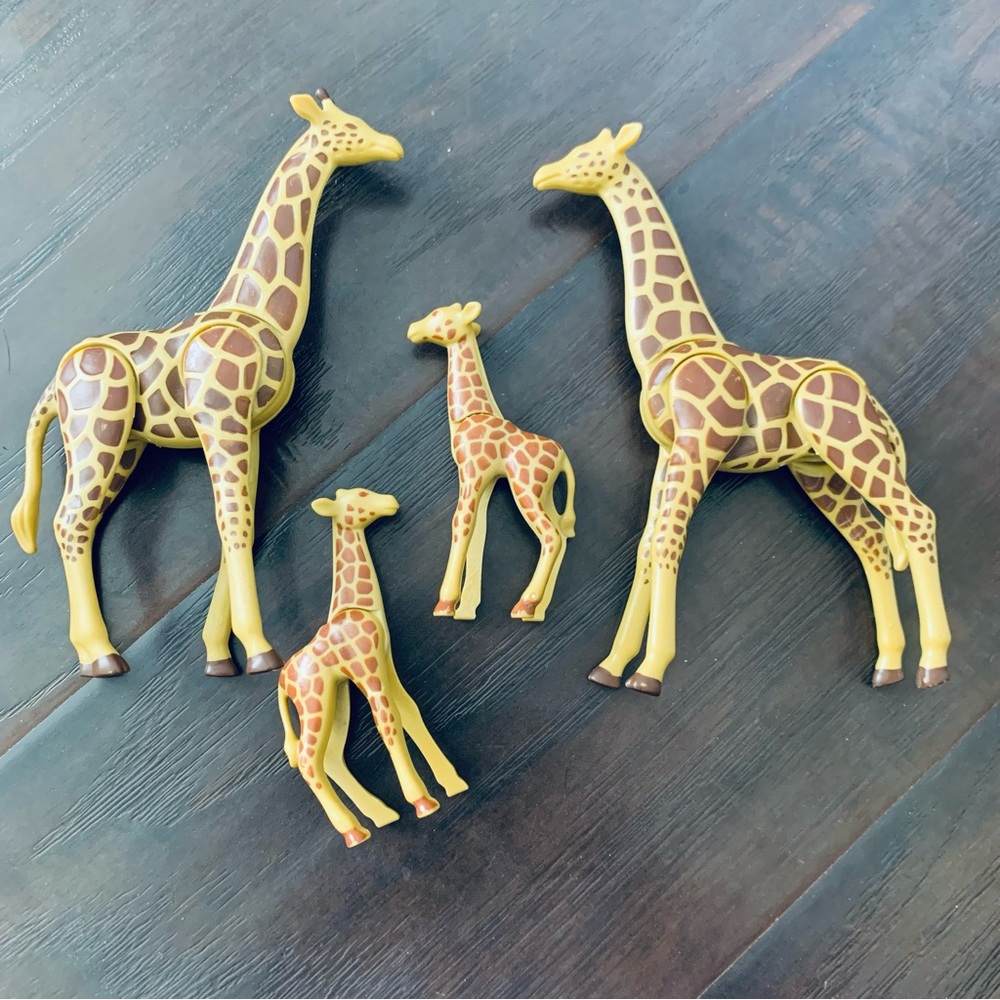 Playmobil Giraffes with Calves Family Building Kit | Mini Zoo Animal Toy Figures